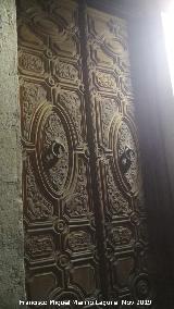 Puerta por la noche Casa del Miedo. Puerta por la noche