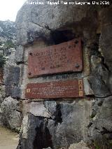 Placa a Rafael de Benjumea.