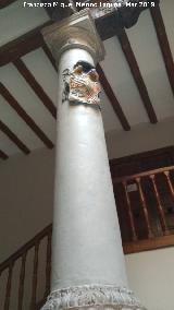 Palacio Episcopal. Columna y escudo
