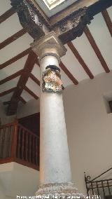 Palacio Episcopal. Columna y escudo
