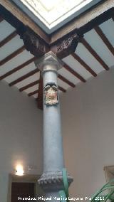 Palacio Episcopal. Columna y escudo