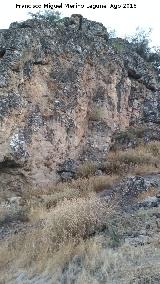 Pinturas rupestres del Abrigo de Mingo L�pez I. Farall�n rocoso donde se encuentran los abrigos