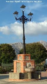 Farola y Fuente de la Plaza de los Jilgueros. 