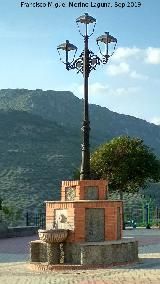 Farola y Fuente de la Plaza de los Jilgueros. 