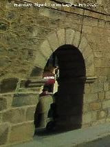 Arco por el que se ve la parte trasera de el verraco Ayuntamiento de El Barraco. Arco por el que se ve la parte trasera de el verraco