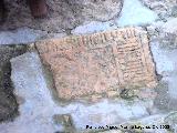 Colegiata de San Bartolom�. Resto de l�pida utilizada como soler�a en el exterior