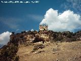 Torren del poblado de los Casares. Debajo la cueva