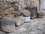 Arco de los Gigantes. Piezas arqueolgicas