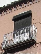 Edificio de la Calle Bernab� Soriano n� 10. Balc�n del piso superior, alero y decoraci�n del ladrillo visto