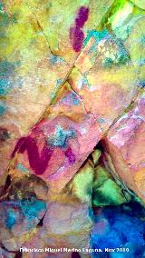 Pinturas rupestres del Cimbarrillo de Mar�a Antonia II. Tratada con Dstretch