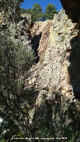 Pinturas rupestres del Cimbarrillo de Mar�a Antonia II. Cascada desde el abrigo