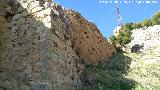 Muralla de Ja�n. Torre�n Sur II. Podium y continuaci�n de la muralla